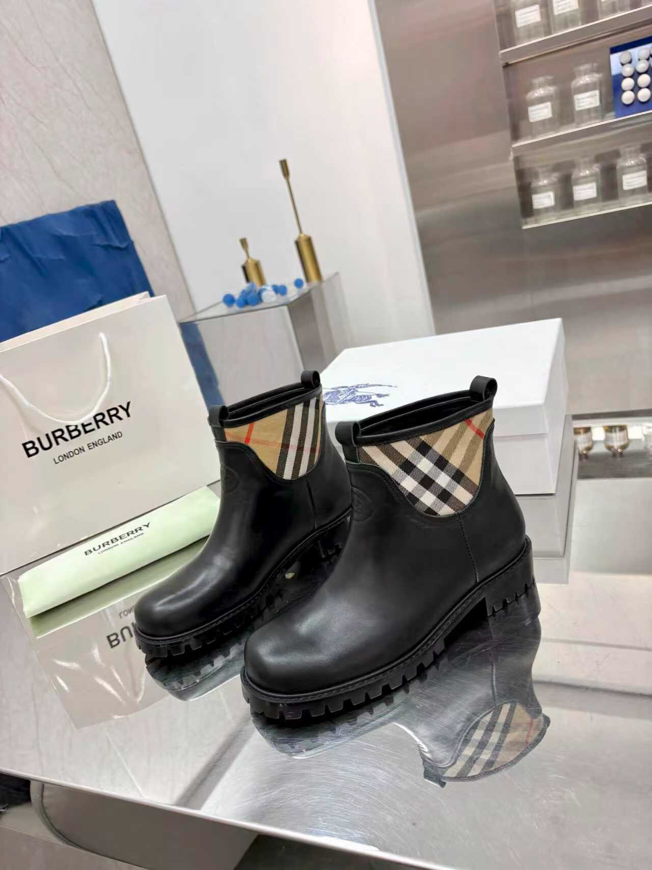 Bv*b*rry Sneaker