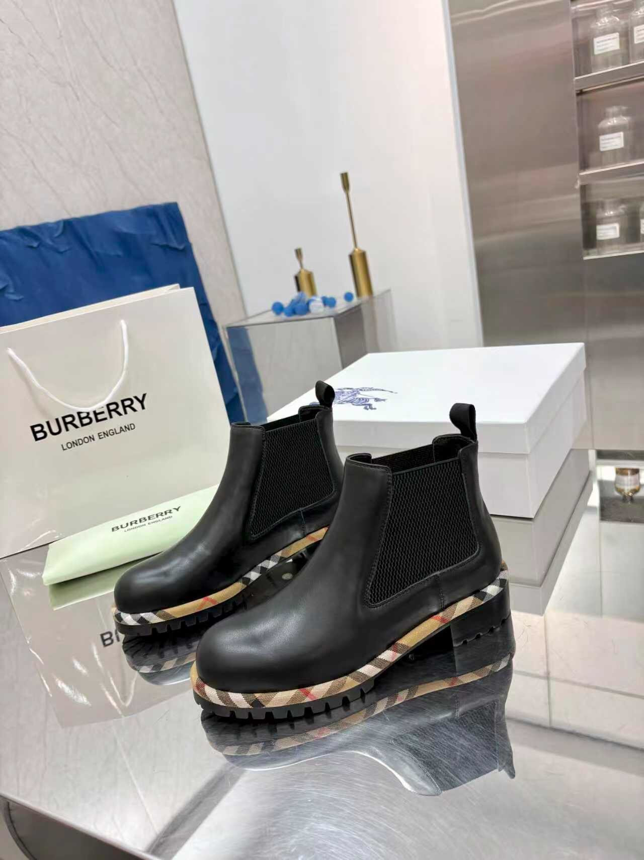 Bv*b*rry Sneaker