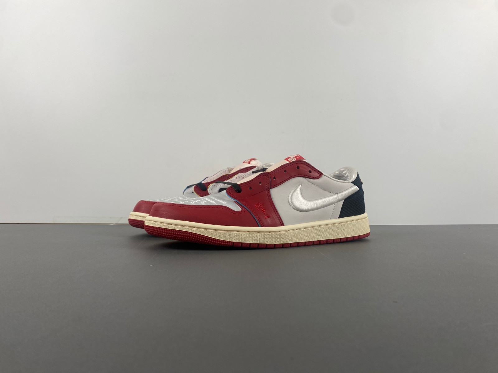 trophy room x air jordan 1 low og "home" hv6157-100