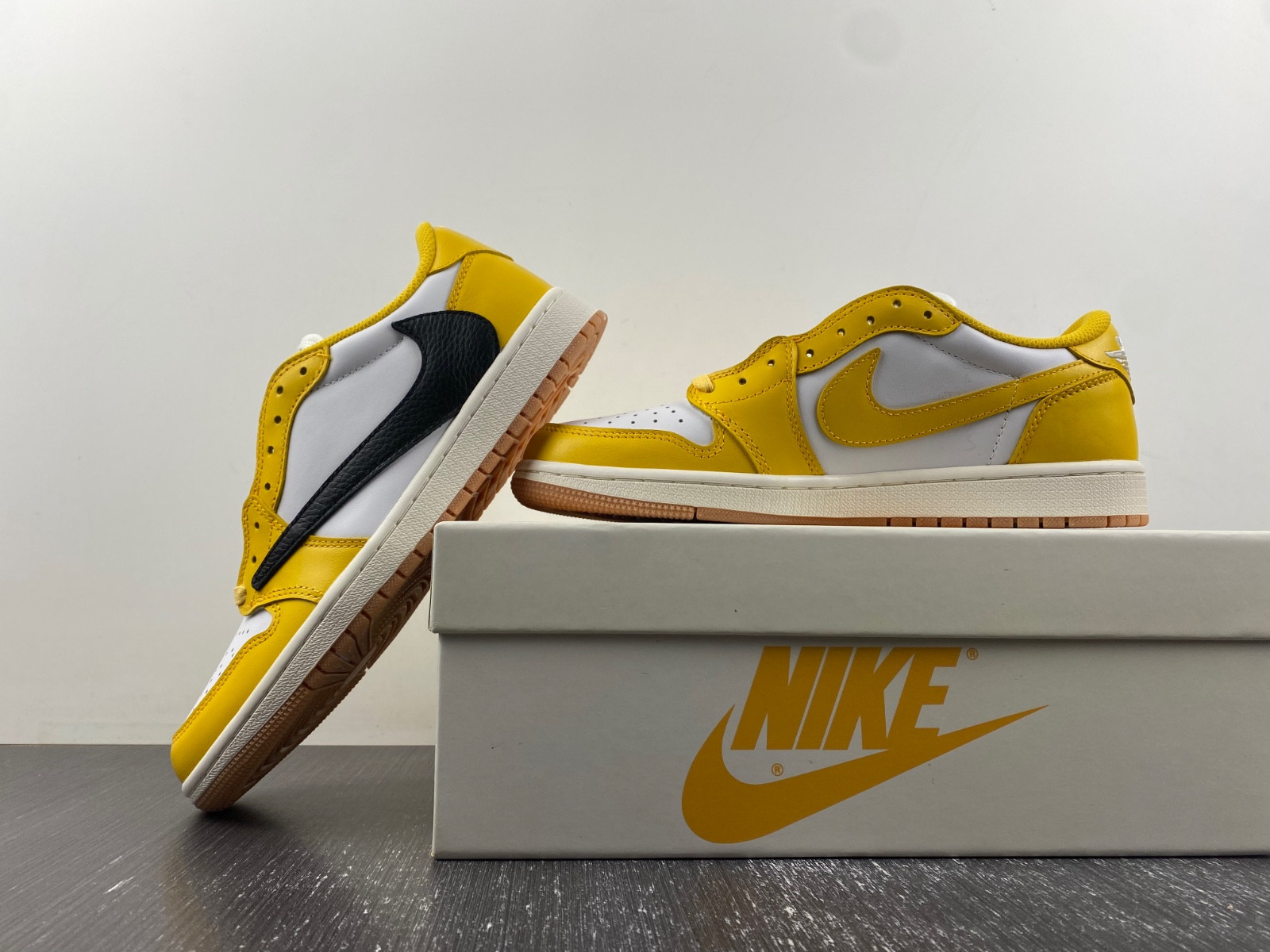TRAVIS SCOTT X AIR JORDAN 1 LOW OG
