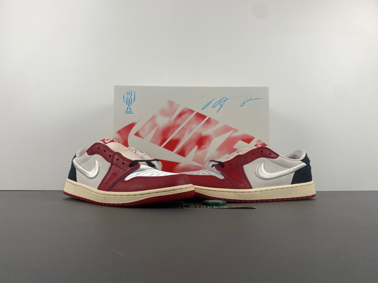 trophy room x air jordan 1 low og "home" hv6157-100