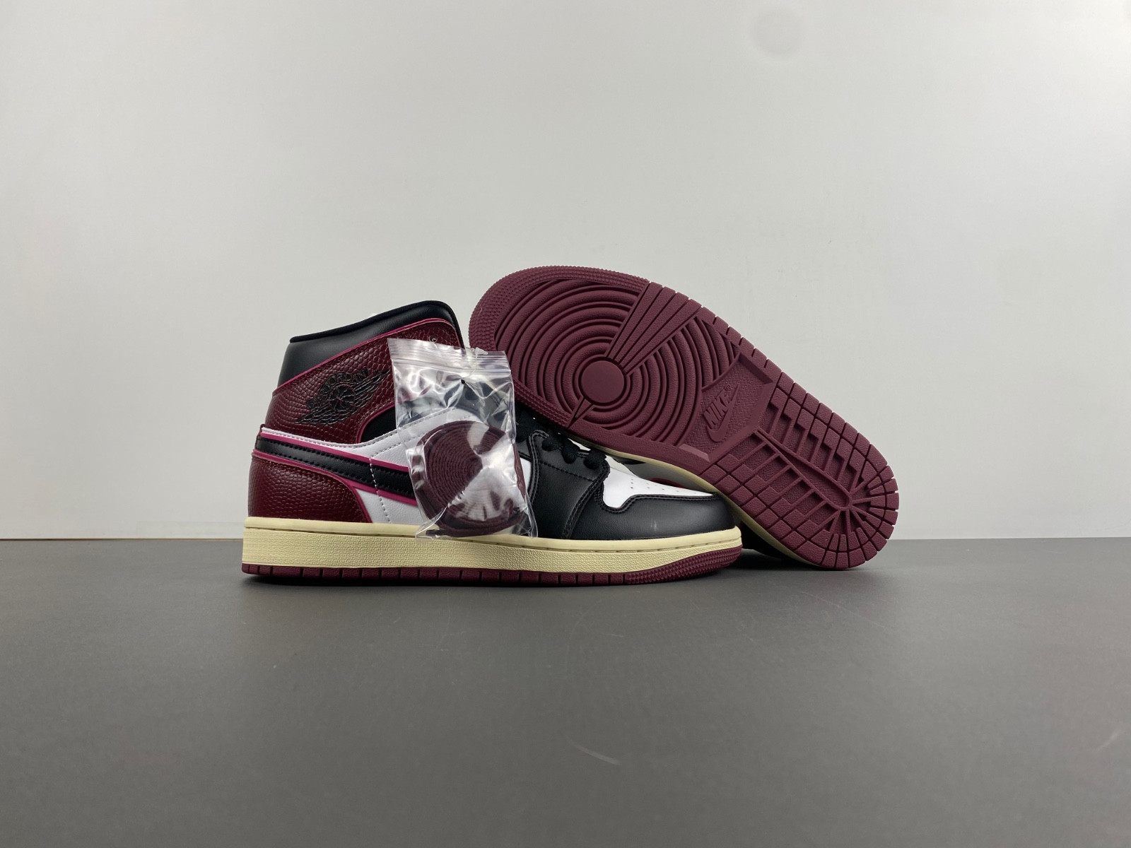 Air Jordan 1 Mid WMNS 