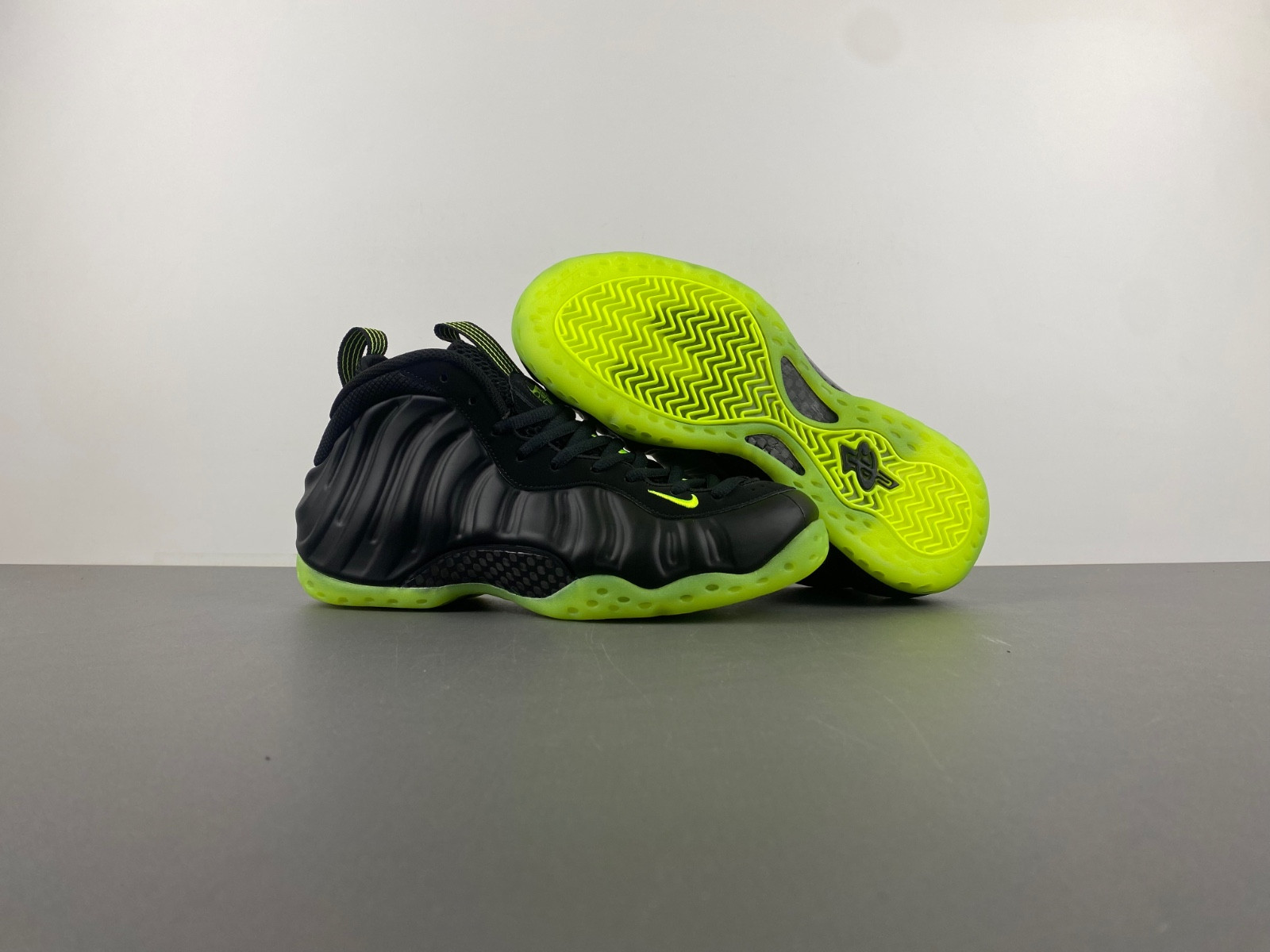 Nike Air Foamposite One Black Volt HF2902-001