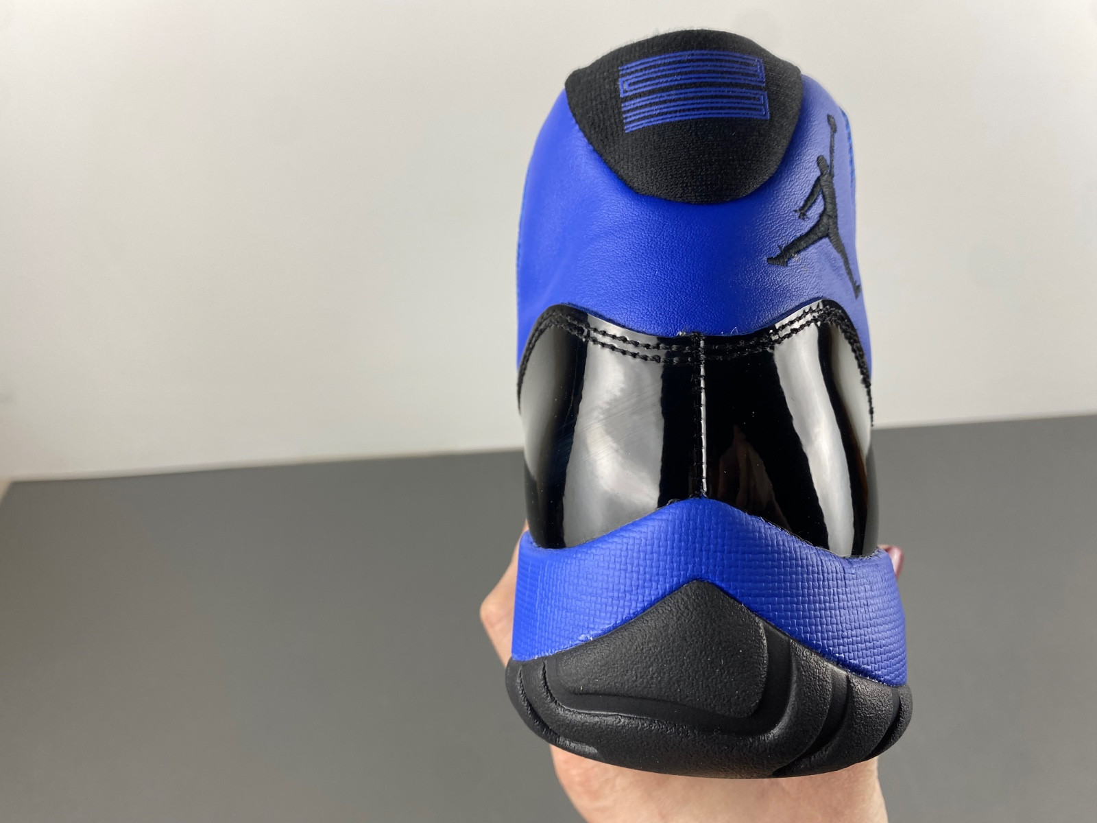 AIR JORDAN 11
