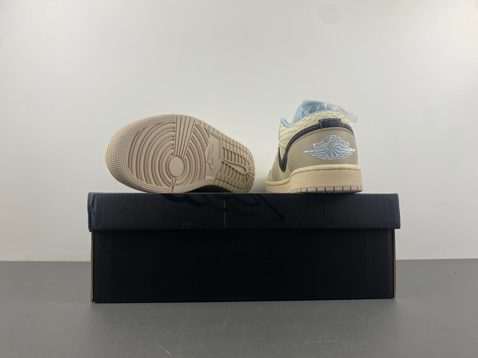 air jordan 1 low drops in neutral “sanddrift” hq3440-101