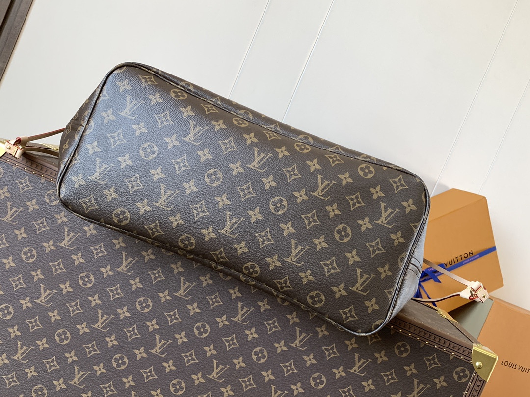 LVT PURSE GM