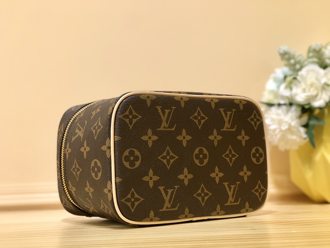 LVT PURSE GM