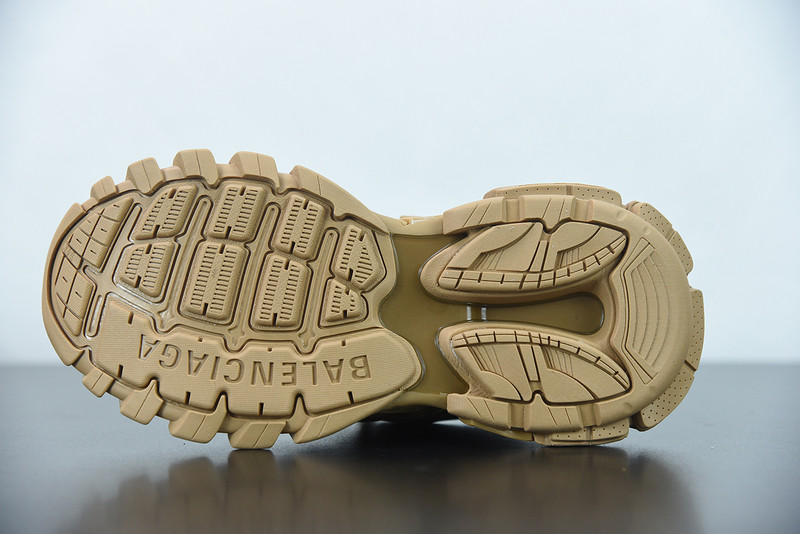 bc track sneaker