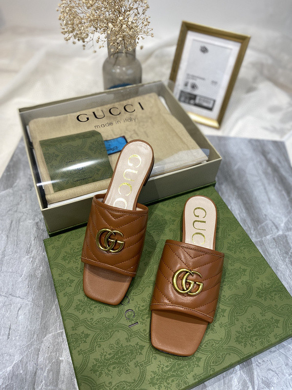 g*u*i sandals