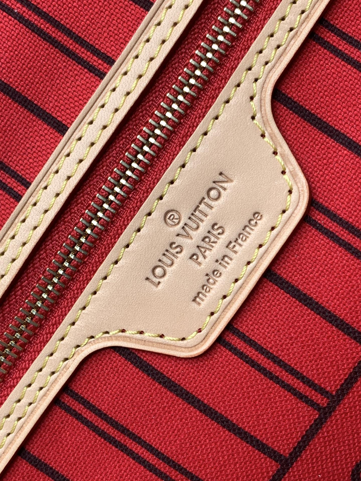 LVT PURSE GM