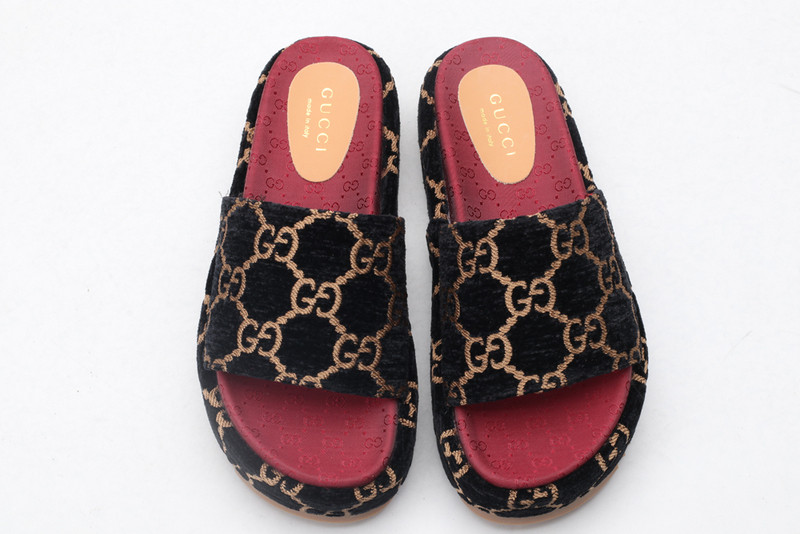 g*u*i sandals