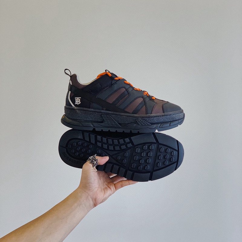 B**rry sneaker