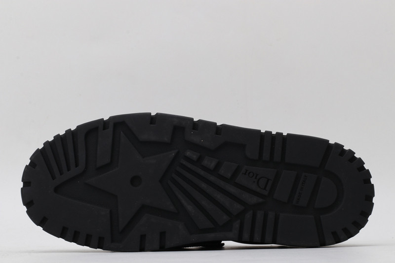 dio* sneaker