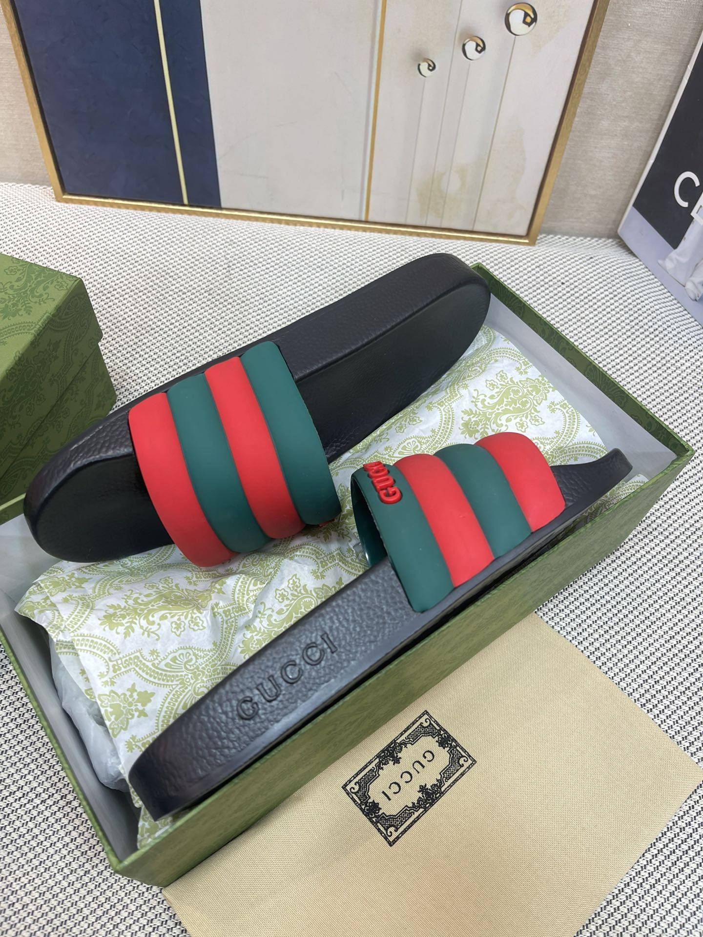 G*u*i sandals