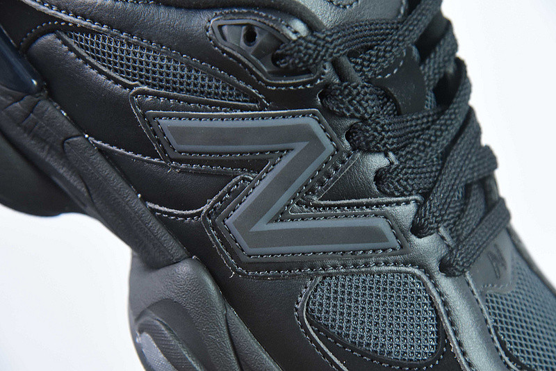 NEW BALANCE SNEAKER