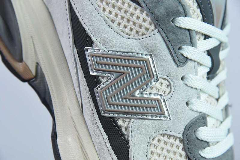 NEW BALANCE SNEAKER