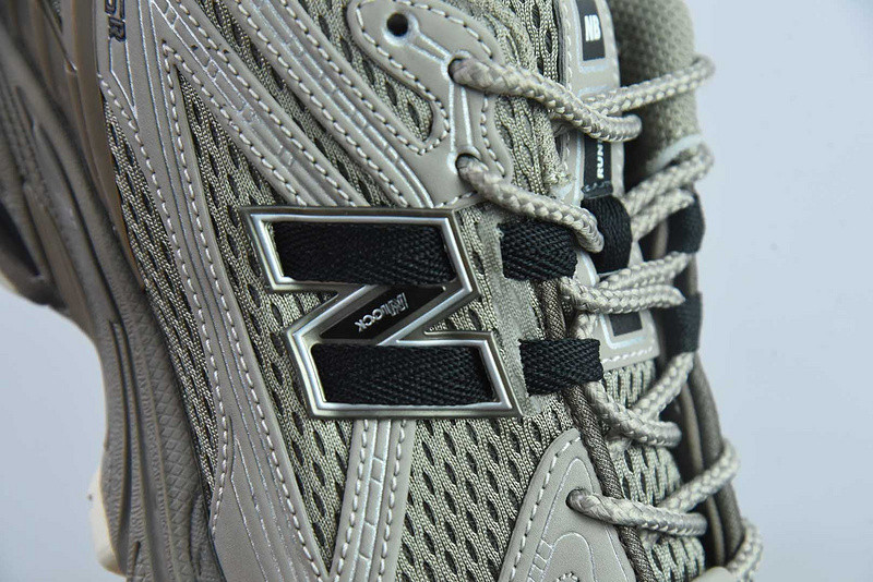 NEW BALANCE SNEAKER