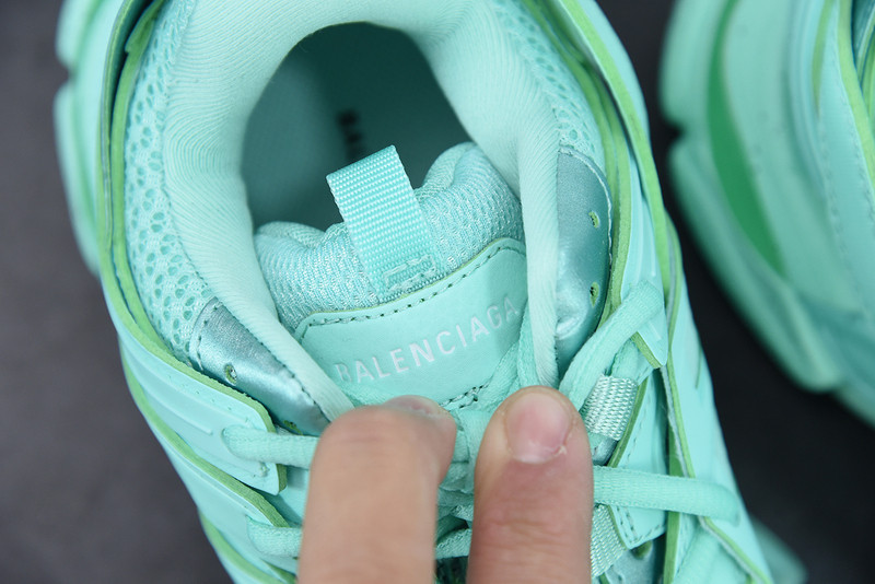 bc track sneaker