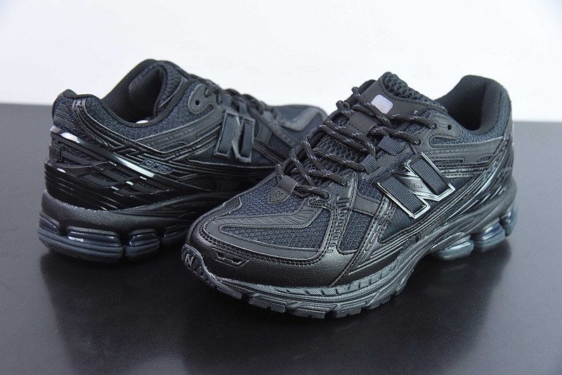 NEW BALANCE SNEAKER