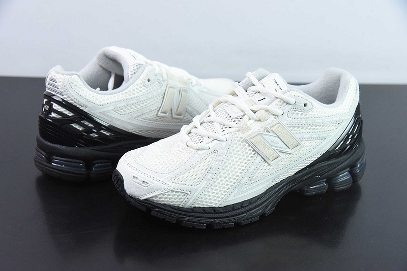 NEW BALANCE SNEAKER