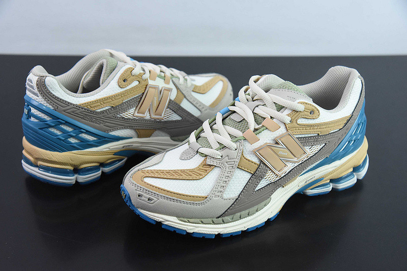 NEW BALANCE SNEAKER