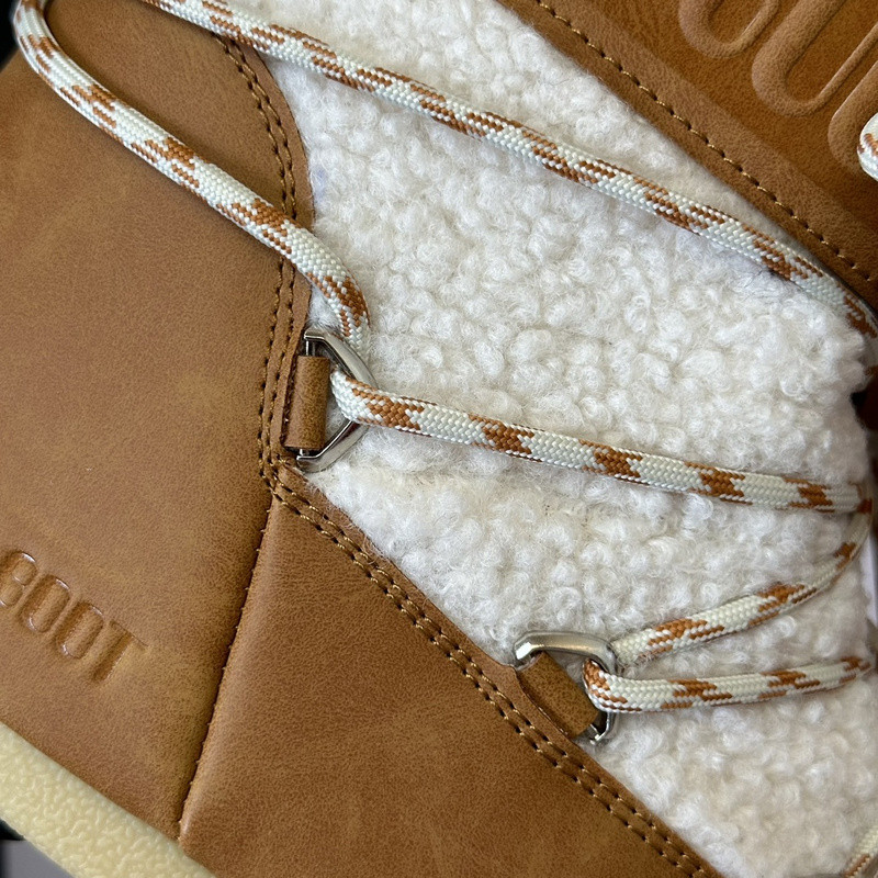 mOON bOOT