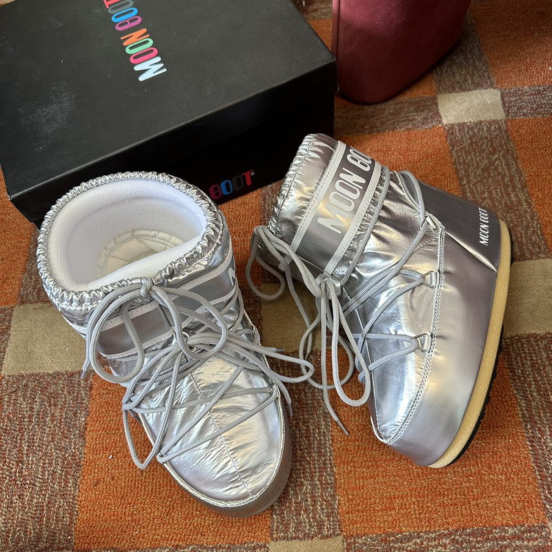 mOON bOOT