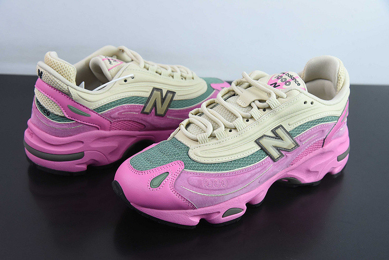 NEW BALANCE SNEAKER