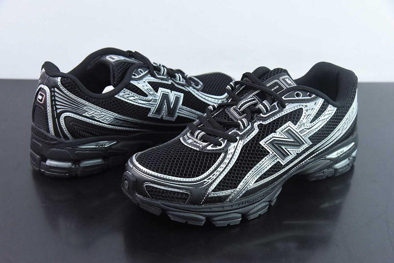 NEW BALANCE SNEAKER