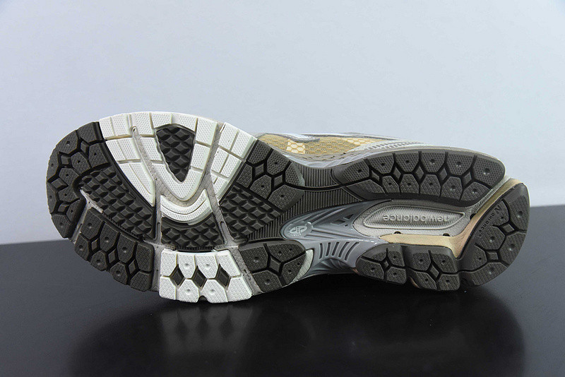 NEW BALANCE SNEAKER