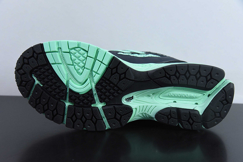 NEW BALANCE SNEAKER