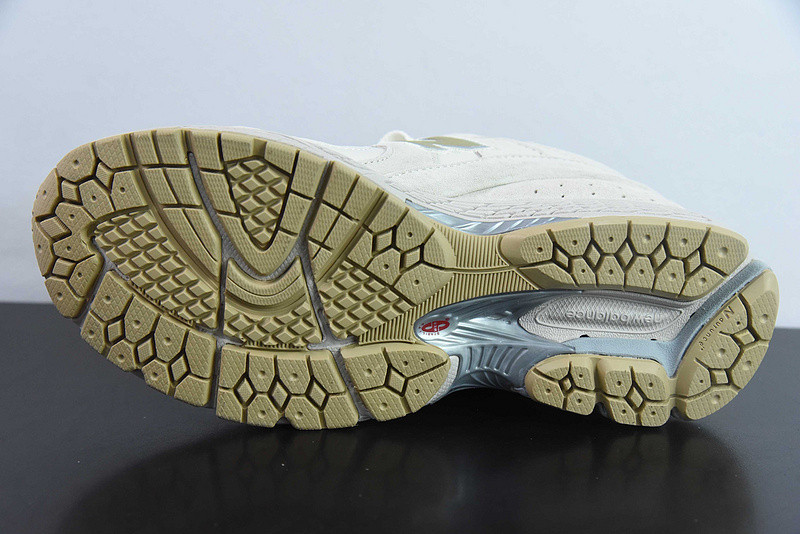 NEW BALANCE SNEAKER