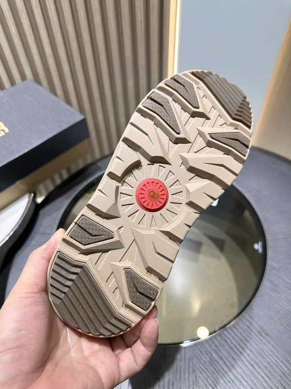 UGG