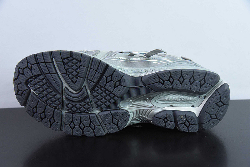 NEW BALANCE SNEAKER