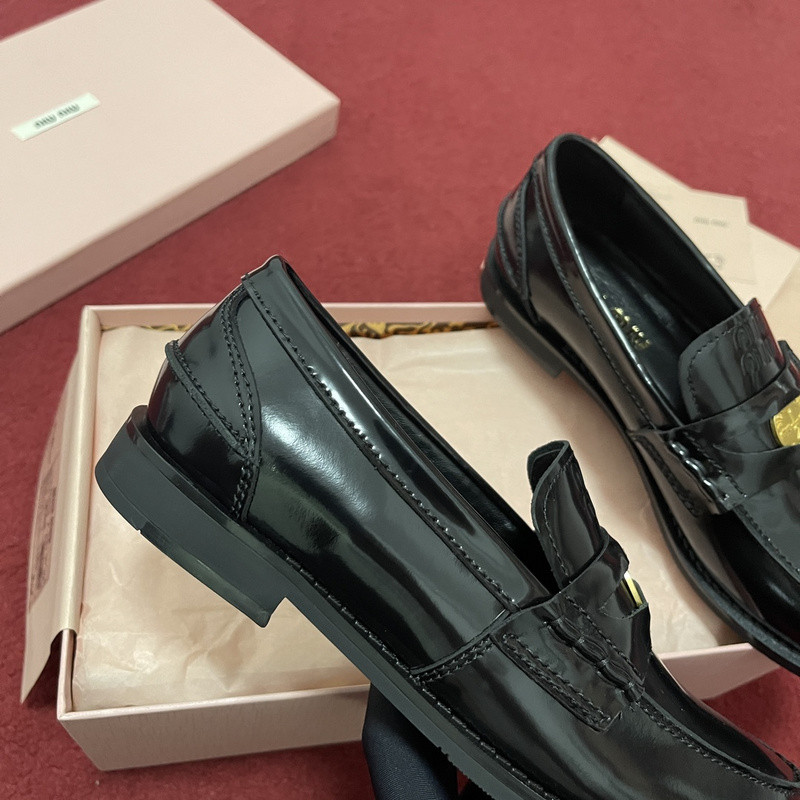 M1um1u sneaker