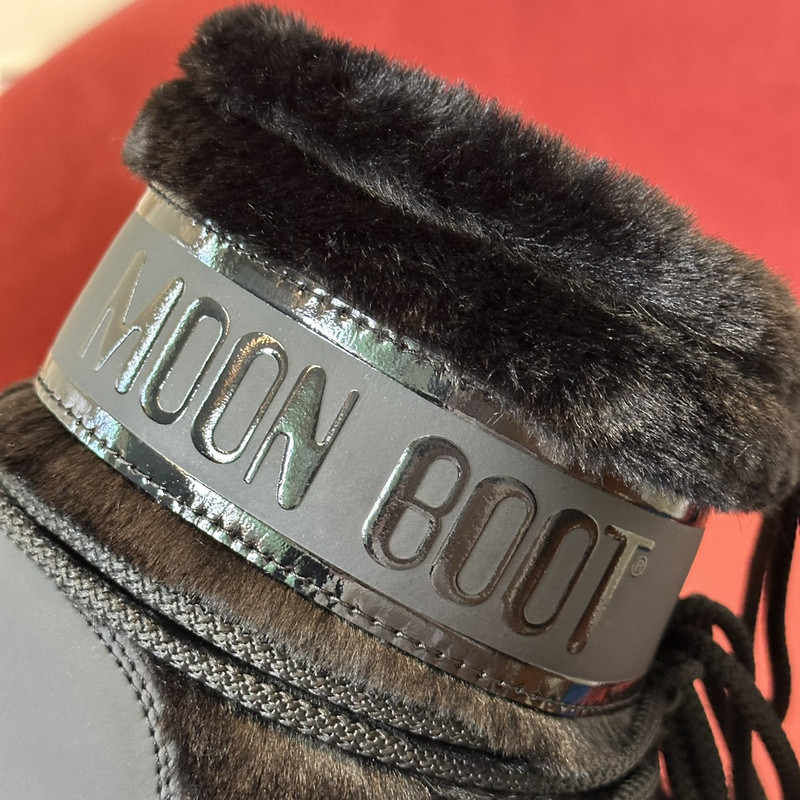 mOON bOOT