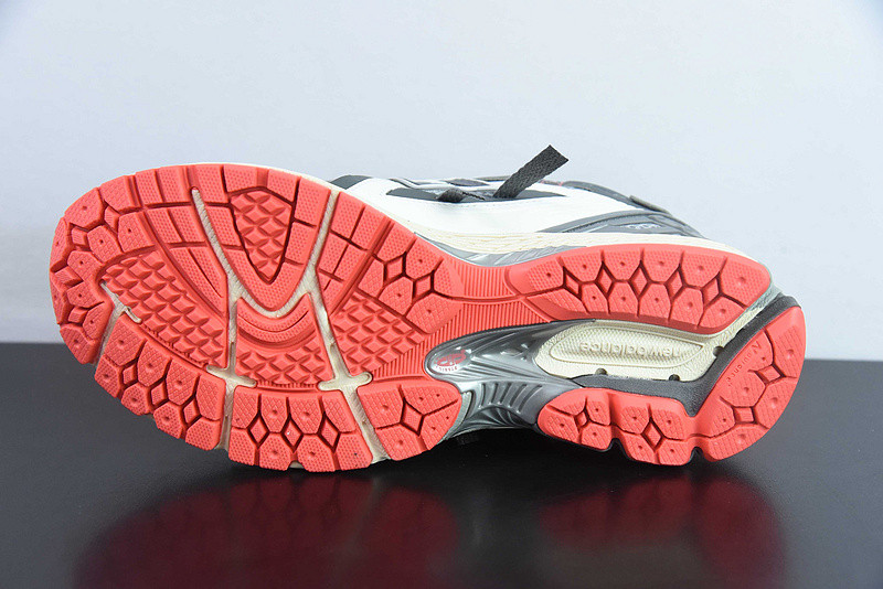 NEW BALANCE SNEAKER