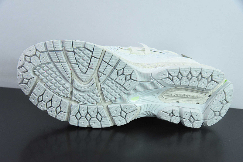 NEW BALANCE SNEAKER