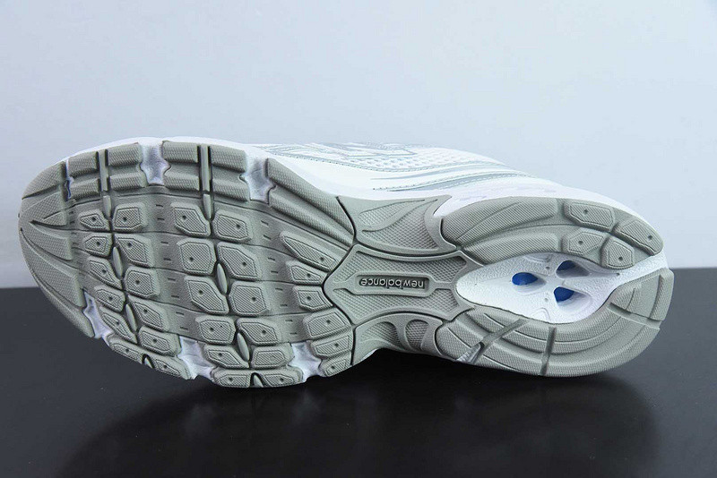 NEW BALANCE SNEAKER