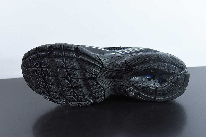 NEW BALANCE SNEAKER