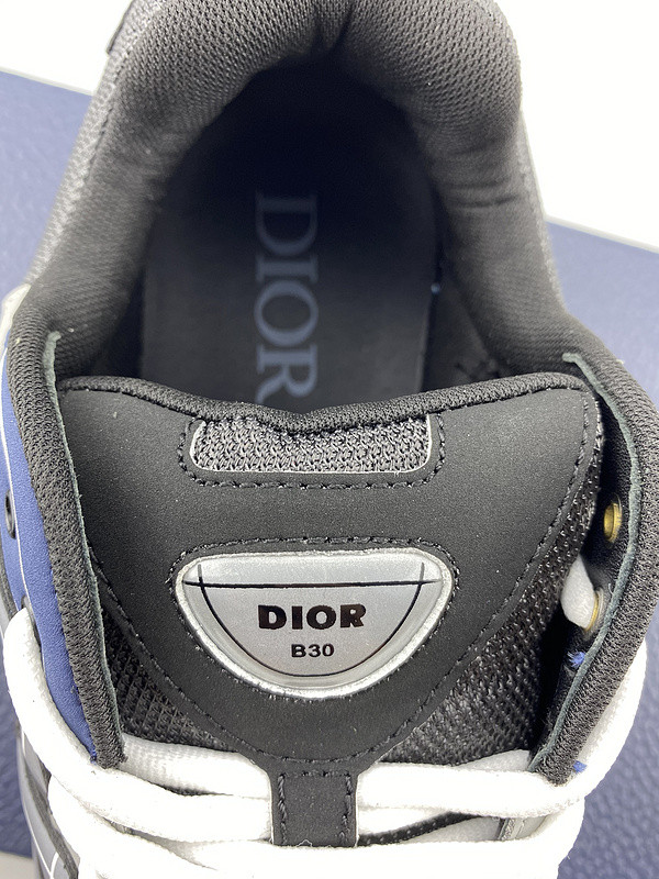 dio* sneaker