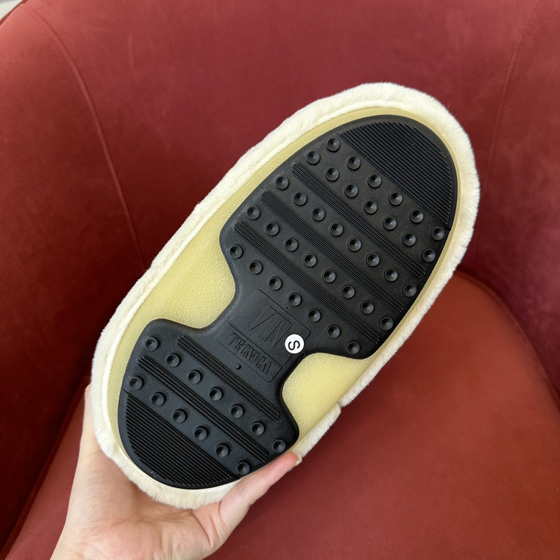 mOON bOOT