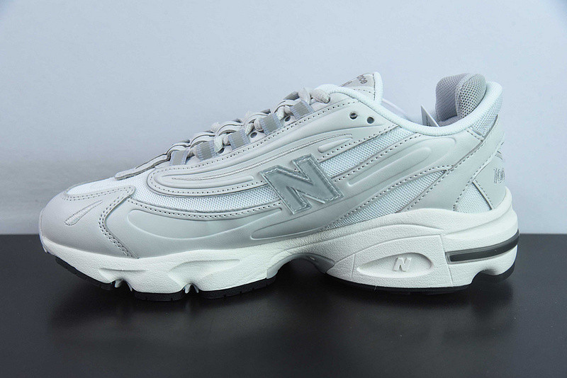 NEW BALANCE SNEAKER
