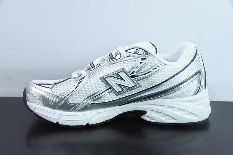 NEW BALANCE SNEAKER