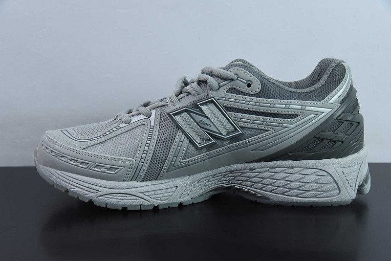 NEW BALANCE SNEAKER