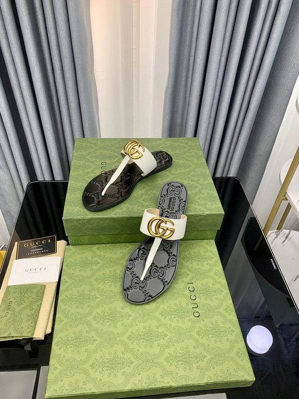 g*u*i sandals