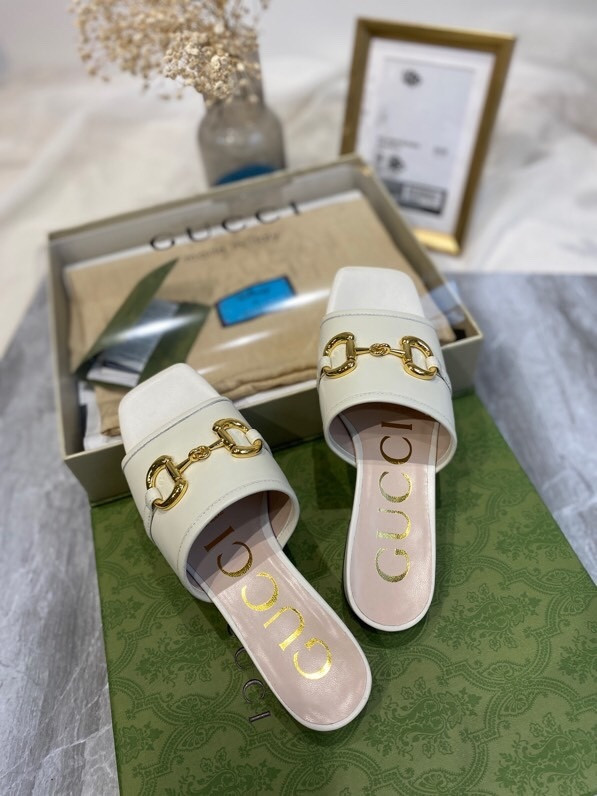 g*u*i sandals