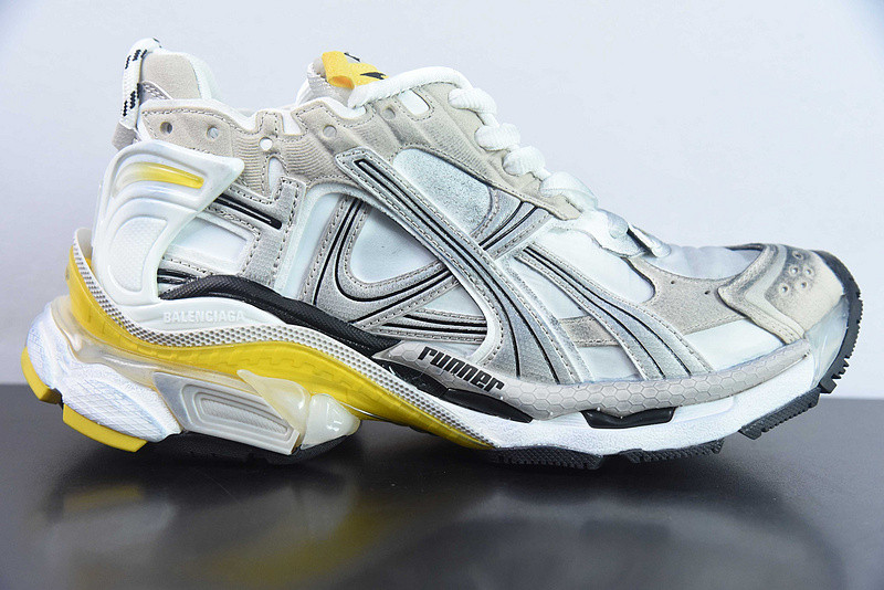 Ba*len*cia*ga runner sneaker dirty
