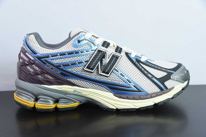 NEW BALANCE SNEAKER