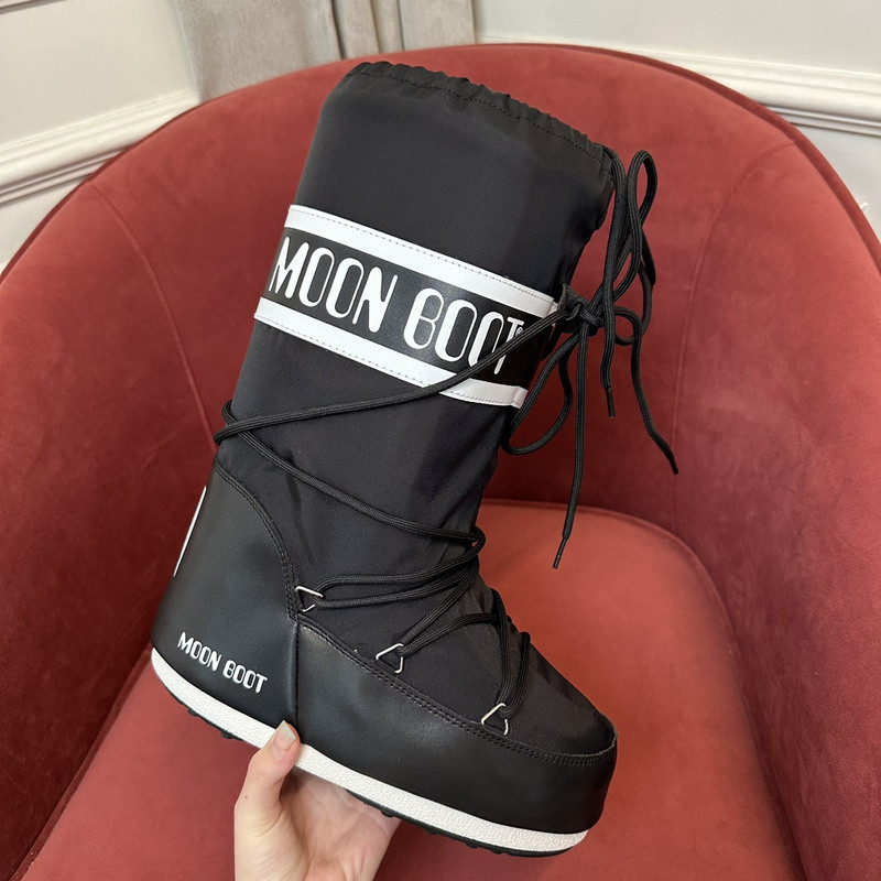 mOON bOOT
